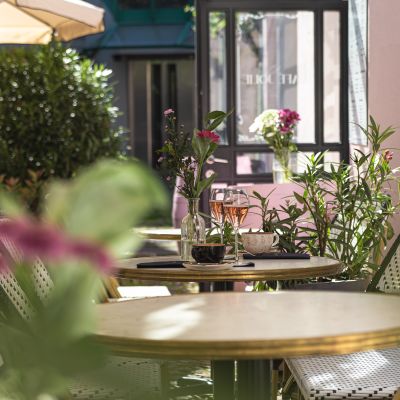 Zwei Aperitifs auf einem Tisch im Außenbereich.jpg