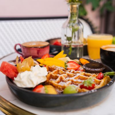 Frisch gebackene Waffel mit Früchten